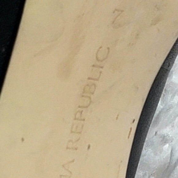 Banana Republic Gold Trim Black Leather Pump Heels Size 7 - Picture 8 of 10